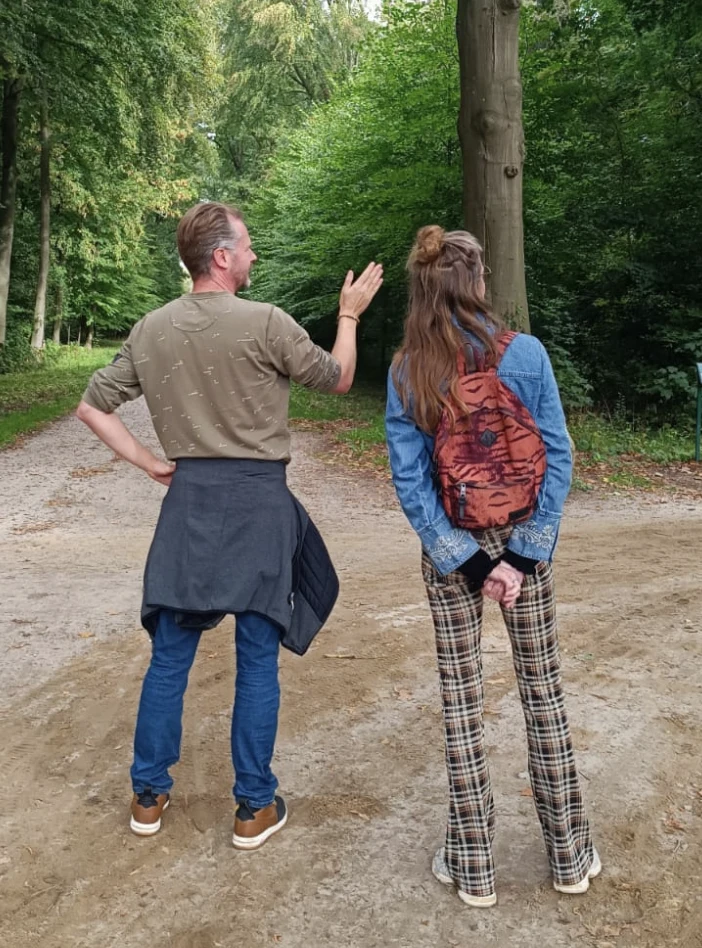 Persoonlijke begeleiding tijdens een wandeling in het bos